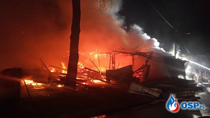 Spłonęły 4 stodoły, ogień uszkodził także dom. Nocny pożar w Krempachach. OSP Ochotnicza Straż Pożarna