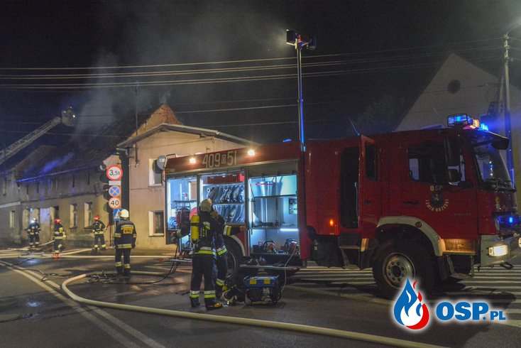 Nocny pożar kamienicy w Lewinie Brzeskim. W akcji 11 zastępów straży pożarnej. OSP Ochotnicza Straż Pożarna