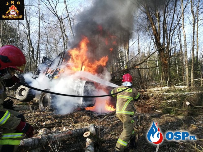 Maszyna do ścinki drzew stanęła w ogniu OSP Ochotnicza Straż Pożarna