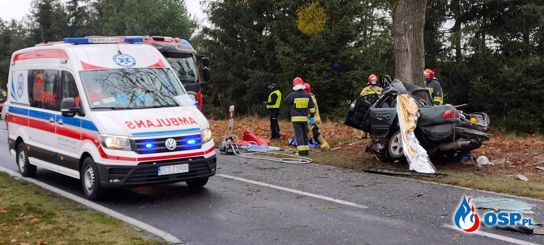 Auto owinęło się wokół drzewa, 24-latek nie miał szans na przeżycie OSP Ochotnicza Straż Pożarna