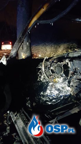 Pijany kierowca wjechał subaru w drzewo. Auto stanęło w ogniu. OSP Ochotnicza Straż Pożarna