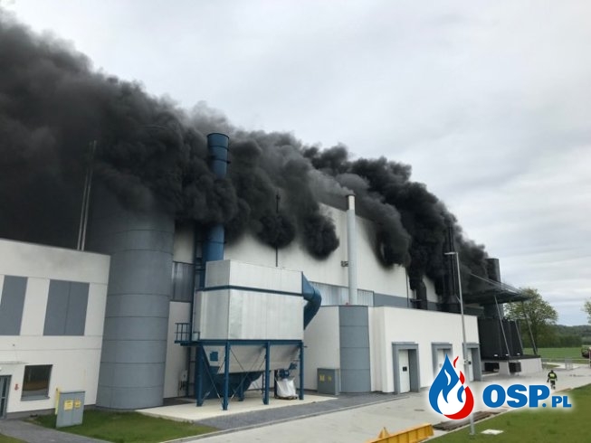 Wyciek płynnego metalu i pożar w zakładzie produkcyjnym w Dębskiej Woli OSP Ochotnicza Straż Pożarna