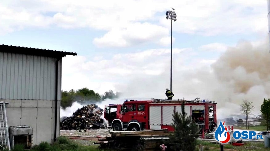 30 zastępów strażaków przez blisko dobę walczyło z pożarem składowiska odpadów w Radomiu OSP Ochotnicza Straż Pożarna