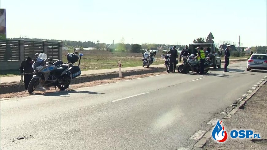 Cztery policyjne motocykle zderzyły się pod Legionowem. Ranny policjant. OSP Ochotnicza Straż Pożarna