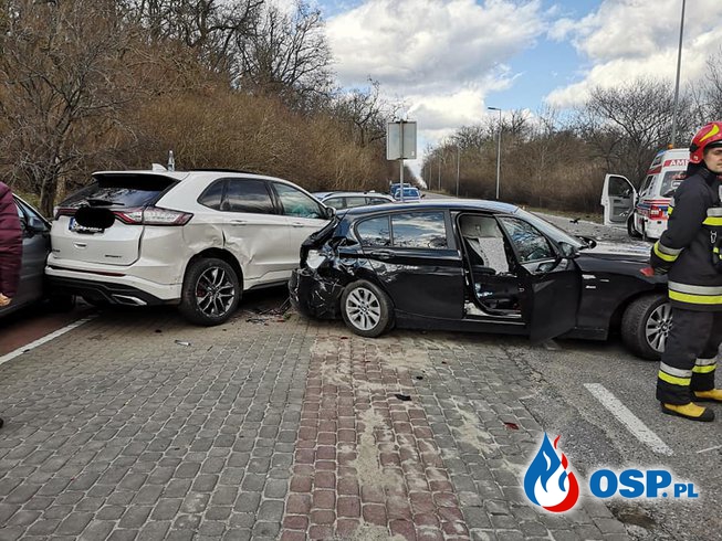 BMW zderzyło się z karetką na sygnale. Dwie osoby w szpitalu. OSP Ochotnicza Straż Pożarna