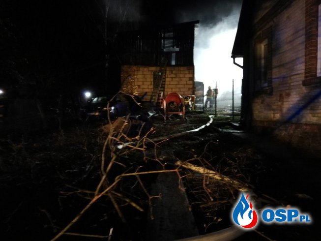 Pożar budynku gospodarczego oraz auta OSP Ochotnicza Straż Pożarna