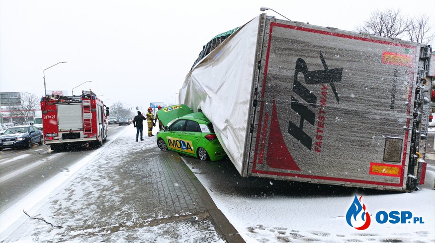 Dwa auta przygniecione przez ciężarówki. Groźne skutki wichury w Warszawie. OSP Ochotnicza Straż Pożarna