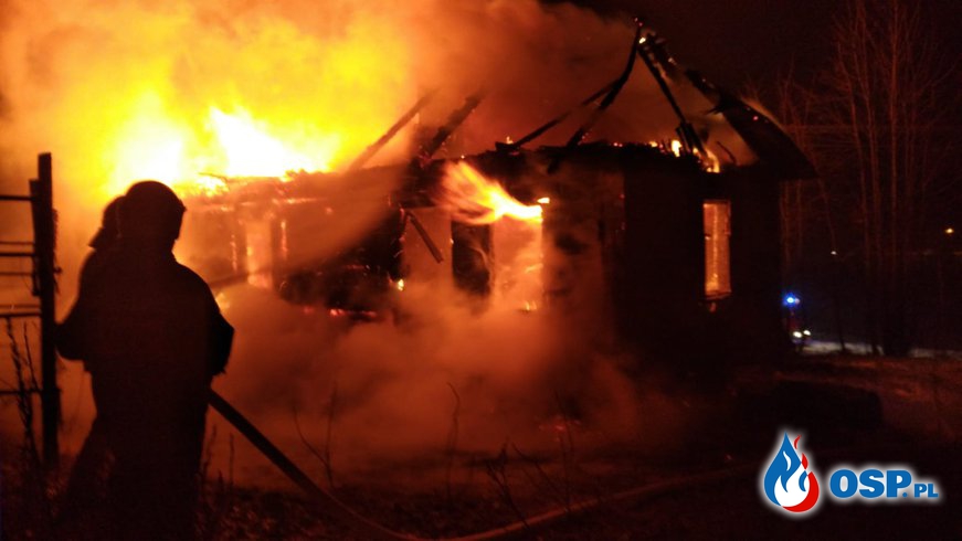 Drewniany dom doszczętnie spłonął. Właściciel zdołał uciec przed pożarem. OSP Ochotnicza Straż Pożarna