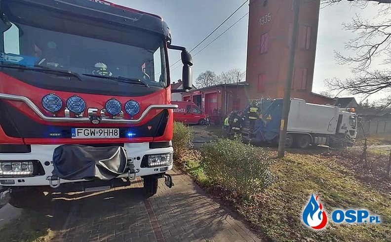 Płonąca śmieciarka przyjechała pod remizę OSP Bogdaniec OSP Ochotnicza Straż Pożarna