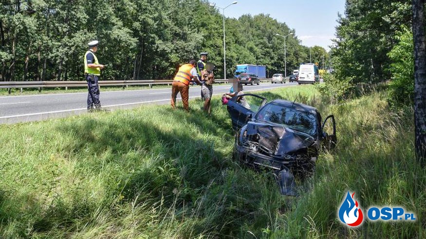 Fiat z pięcioosobową rodziną z Czech wypadł z drogi w Katowicach. OSP Ochotnicza Straż Pożarna