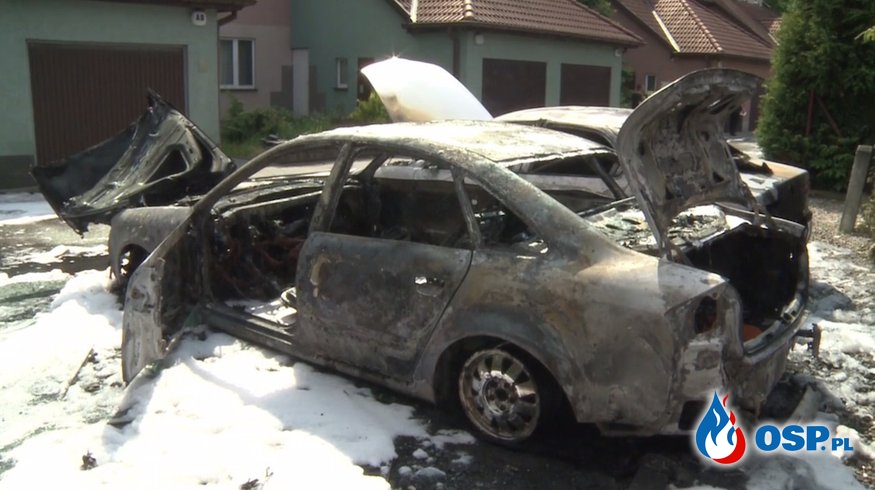 Dwa samochody spłonęły w Tarnowie. OSP Ochotnicza Straż Pożarna