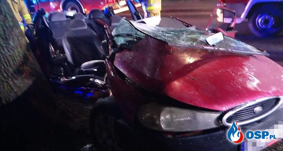 Pijany kierowca rozbił auto na drzewie. Nocny wypadek w Sierakowie. OSP Ochotnicza Straż Pożarna