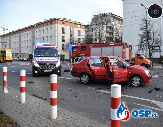 Trzy auta zderzyły się w centrum Warszawy. Trzy osoby są ranne, jedna w stanie ciężkim. OSP Ochotnicza Straż Pożarna