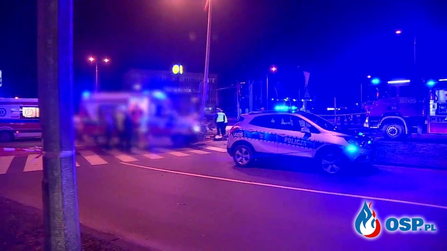 Radiowóz na sygnale zderzył się z samochodem osobowym. Wypadek na skrzyżowaniu w Poznaniu. OSP Ochotnicza Straż Pożarna