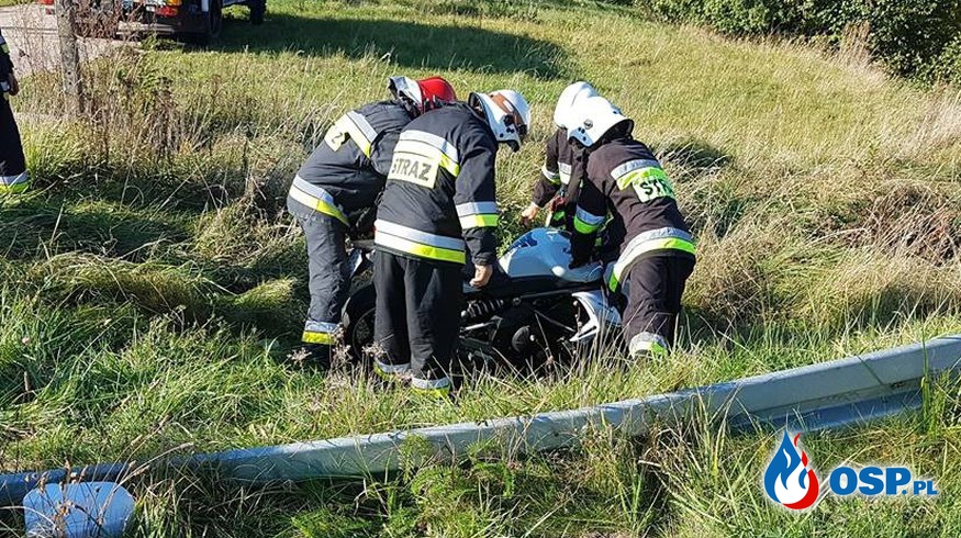 Motocyklista wypadł z drogi. Ciężko ranny trafił do szpitala. OSP Ochotnicza Straż Pożarna