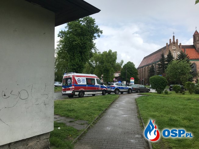 98/2021 Pomoc policji i pogotowiu - otwarcie mieszkania OSP Ochotnicza Straż Pożarna