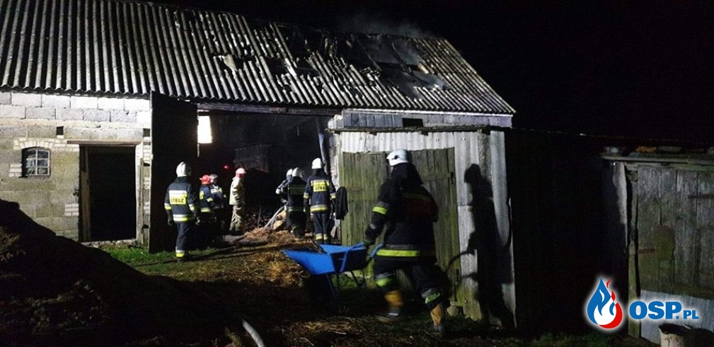 Pożar stodoły w Mąkowarsku. Spłonął ciągnik i część budynku. OSP Ochotnicza Straż Pożarna