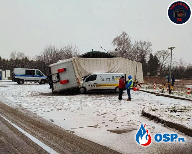 Dwa auta przygniecione przez ciężarówki. Groźne skutki wichury w Warszawie. OSP Ochotnicza Straż Pożarna