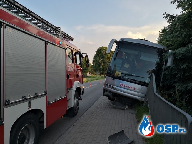 6 dzieci w szpitalu po zderzeniu autokaru z samochodem w Małopolsce OSP Ochotnicza Straż Pożarna