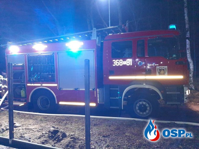 Nocny pożar stodoły w Osiecznicy. Budynek doszczętnie spłonął. OSP Ochotnicza Straż Pożarna