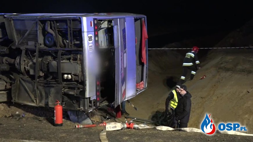 "Sytuacja była tragiczna". 2 osoby nie żyją, 23 trafiły do szpitala po wypadku autobusu. OSP Ochotnicza Straż Pożarna