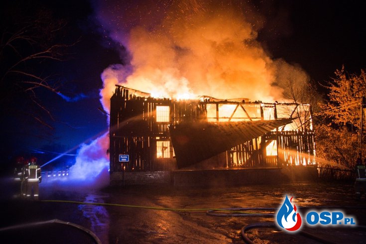 Spłonął zabytkowy młyn w Rudej. W akcji gaśniczej brało udział 9 zastępów strażaków. OSP Ochotnicza Straż Pożarna