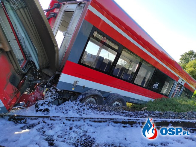 Ciężarówka wjechała pod pociąg, wagony wypadły z torów. Są ranni. OSP Ochotnicza Straż Pożarna