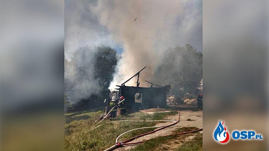 Drewniany dom doszczętnie spłonął. Strażacy wynieśli z niego butle z gazem. OSP Ochotnicza Straż Pożarna