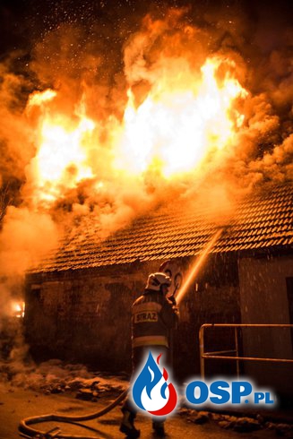 Groźny pożar budynku w Nietkowie. W akcji 15 zastępów strażaków. OSP Ochotnicza Straż Pożarna