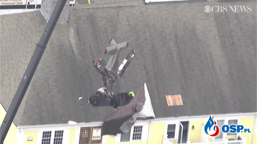 Nietypowa akcja ratunkowa w USA. Samolot wbił się w dach domu! OSP Ochotnicza Straż Pożarna