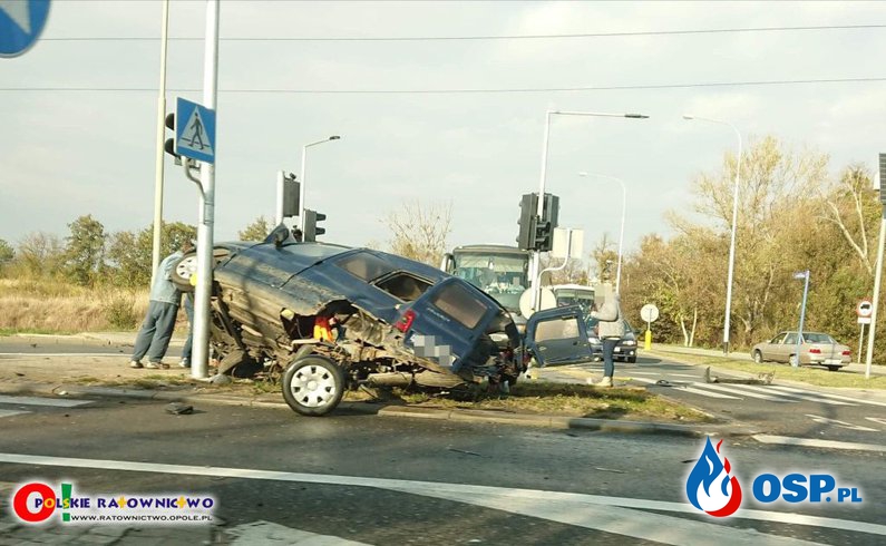 Groźny wypadek pod Brzegiem. Samochód rozpadł się po zderzeniu. OSP Ochotnicza Straż Pożarna