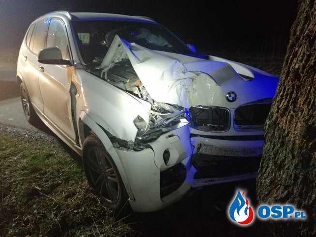BMW uderzyło w drzewo na drodze łączącej DK15 i DK16 - Nastajki OSP Ochotnicza Straż Pożarna