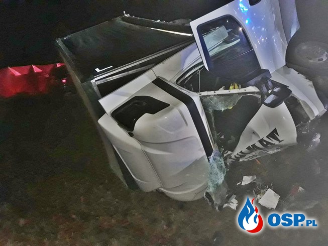 Kierowca osobówki zginął po zderzeniu z ciężarówką. Okazało się, że nie miał prawa jazdy. OSP Ochotnicza Straż Pożarna