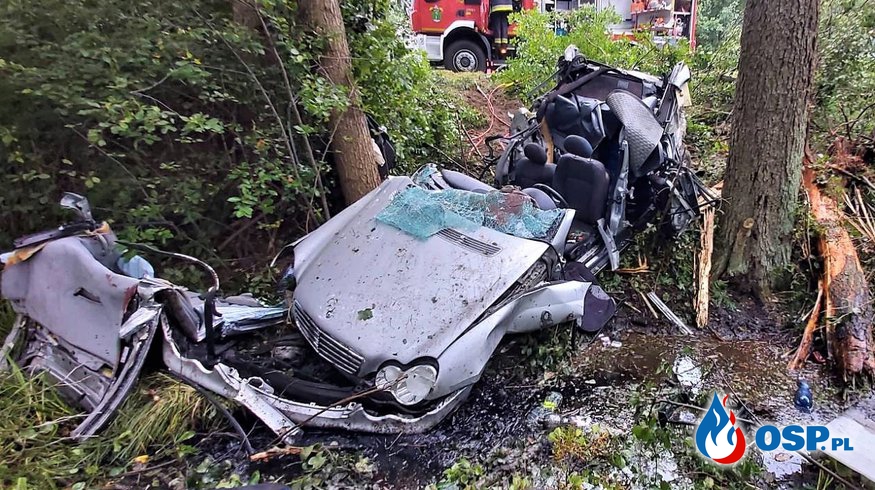 Mercedes roztrzaskał się na drzewie. Zginął pasażer, dwie osoby są ranne. OSP Ochotnicza Straż Pożarna