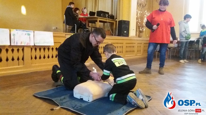 Pokaz pierwszej pomocy na zabawie Andrzejkowej dla dzieci. OSP Ochotnicza Straż Pożarna
