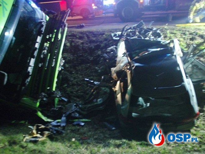 Czołowe zderzenie ciężarówki z osobówką pod Augustowem. Jedna osoba zginęła na miejscu. OSP Ochotnicza Straż Pożarna