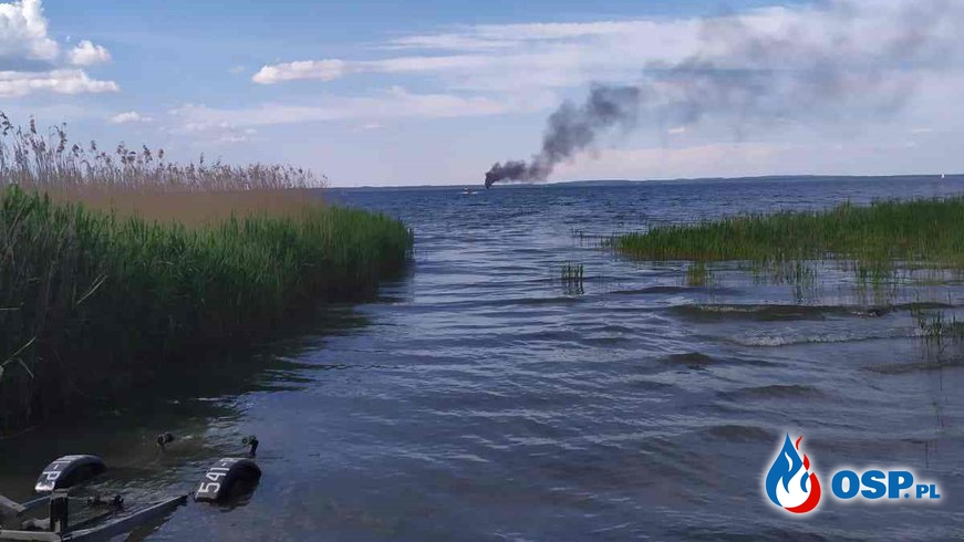 Pożar łodzi na jeziorze Śniardwy. Dwie osoby trafiły do szpitala. OSP Ochotnicza Straż Pożarna