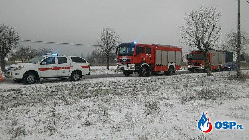 Przewrócona wojskowa ciężarówka OSP Ochotnicza Straż Pożarna