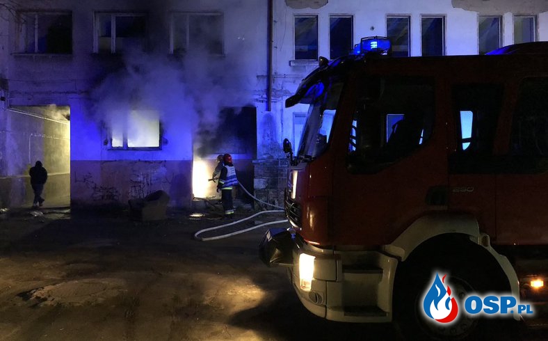 Nocny pożar budynku w Opolu. W akcji 4 zastępy strażaków. OSP Ochotnicza Straż Pożarna