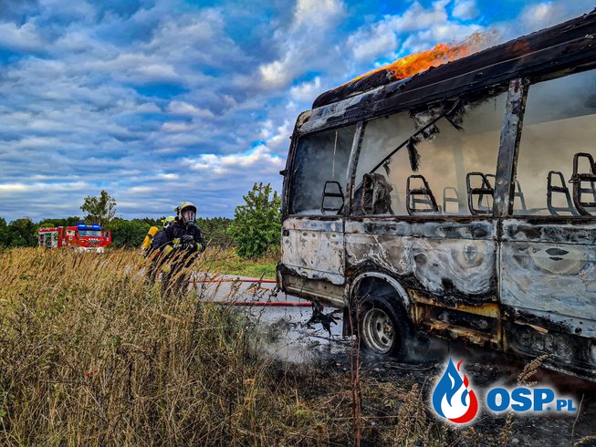 Bus stanął w ogniu. Akcja gaśnicza w pobliżu miejscowości Konotop. OSP Ochotnicza Straż Pożarna