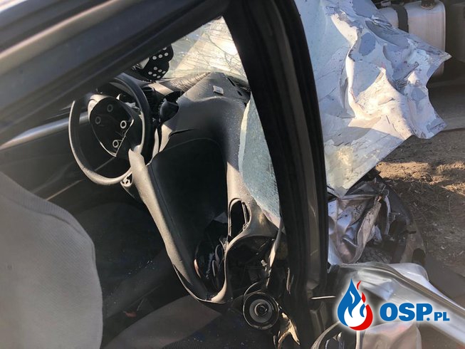 Wypadek na skrzyżowaniu. Fiat seicento zderzył się z nissanem. OSP Ochotnicza Straż Pożarna