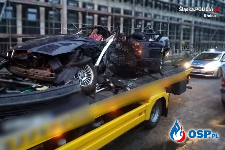20-latek rozbił BMW na drzewie. Nocny wypadek pod Kłobuckiem. OSP Ochotnicza Straż Pożarna