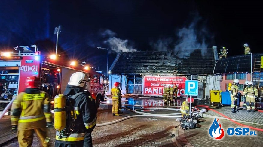 Nocny pożar sklepu w Bytowie. Dach i wnętrze doszczętnie spłonęły. OSP Ochotnicza Straż Pożarna