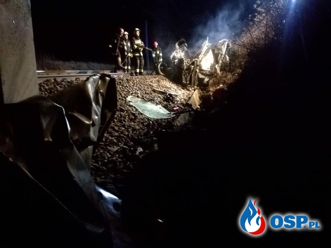 Samochód zapalił się po zderzeniu z pociągiem OSP Ochotnicza Straż Pożarna