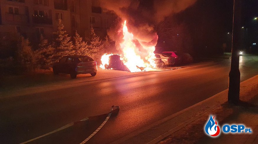 Nocny pożar w Szczytnie. Dwa samochody doszczętnie spłonęły. OSP Ochotnicza Straż Pożarna