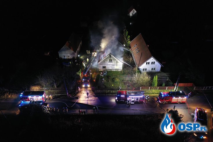 Groźny pożar domu w Karczowie na Opolszczyźnie. Dwóch mieszkańców uciekło przed ogniem. OSP Ochotnicza Straż Pożarna