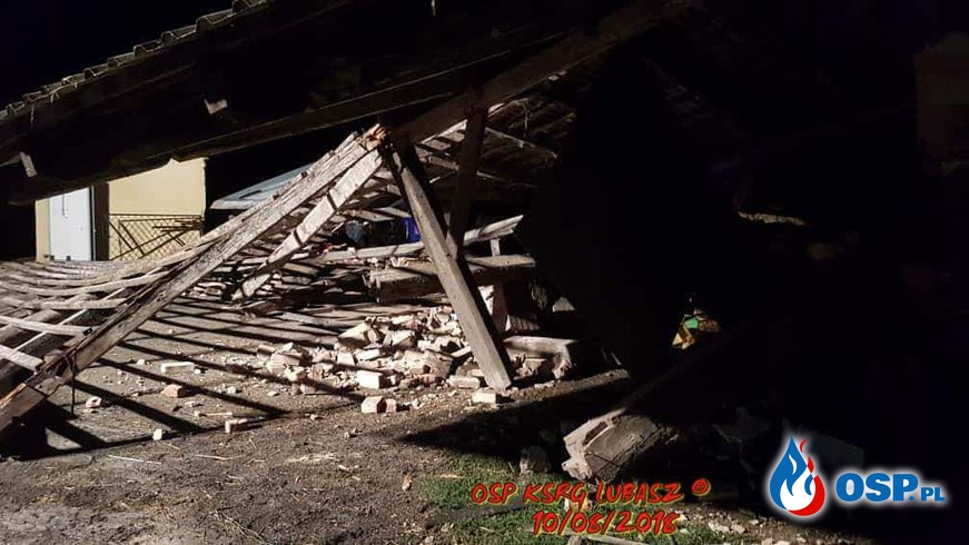 Zerwany dach stodoły oraz powalone drzewa OSP Ochotnicza Straż Pożarna