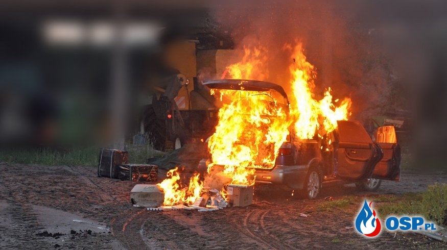 Przemytnicy podpalili auto z kontrabandą. Pożar ugasili strażacy z OSP. OSP Ochotnicza Straż Pożarna