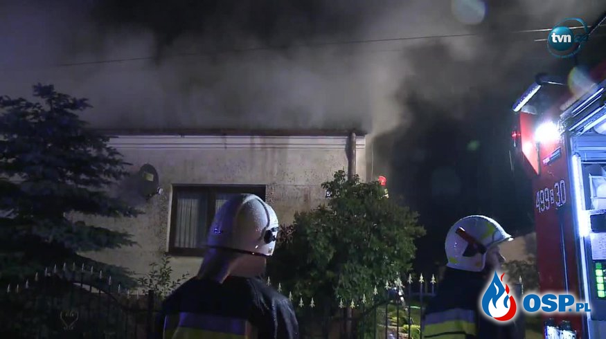 Pożar domu po uderzeniu pioruna. "Ludzie ledwo uciekli z domu". OSP Ochotnicza Straż Pożarna
