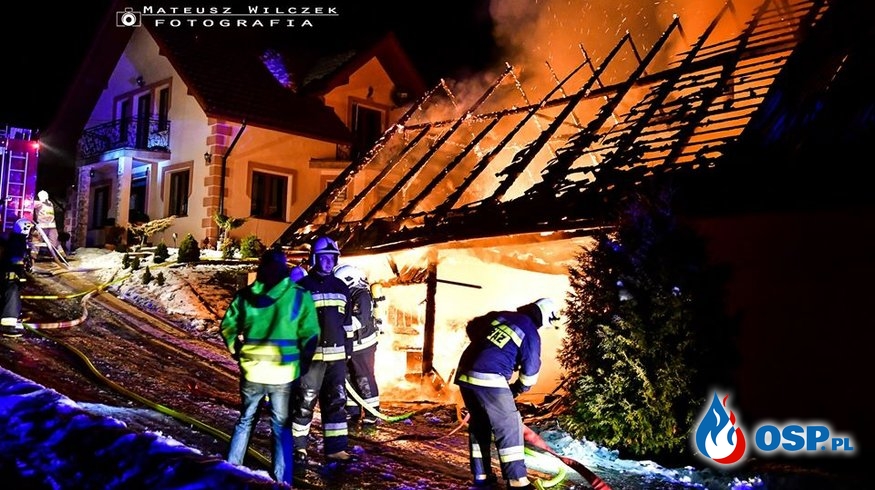 Stodoła i dom w ogniu. W akcji 14 zastępów PSP i OSP. OSP Ochotnicza Straż Pożarna